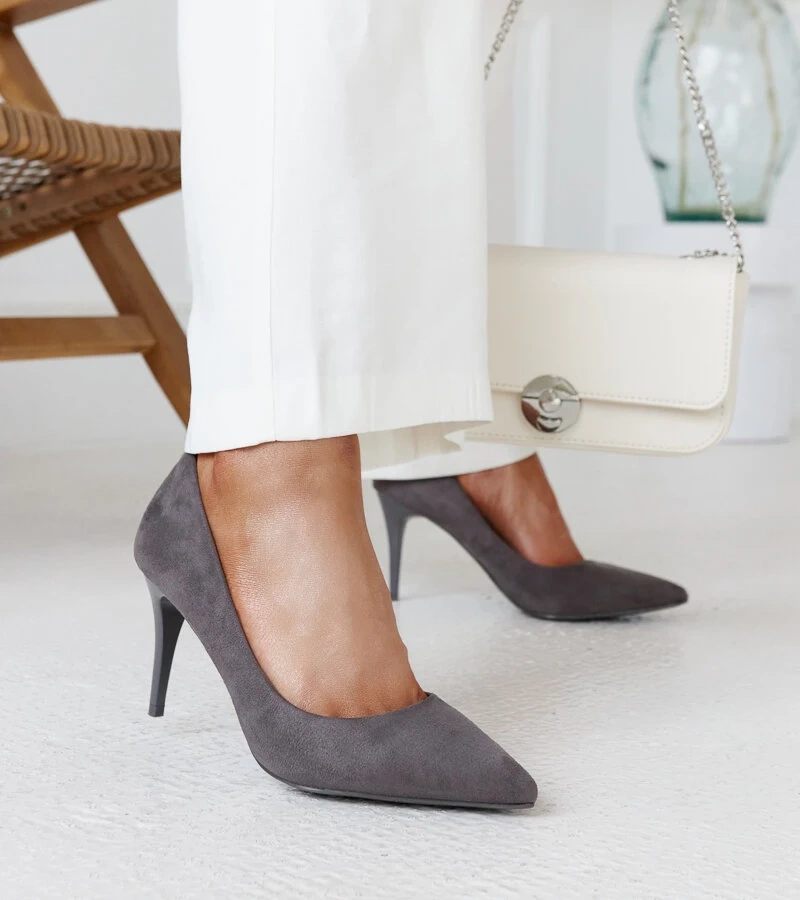 Szare szpilki ze skórzaną wkładką