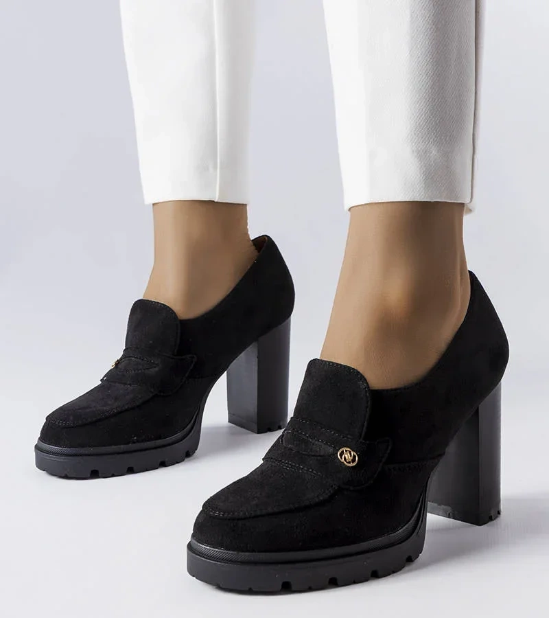 Czarne czółenka na słupku