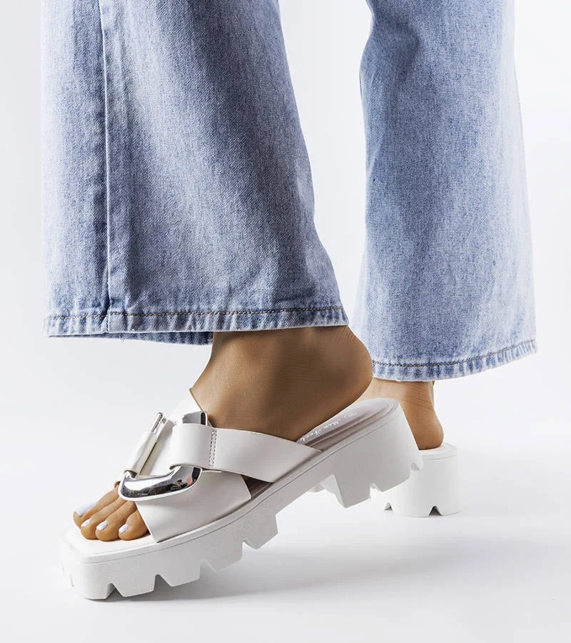 Białe klapki na masywnej podeszwie