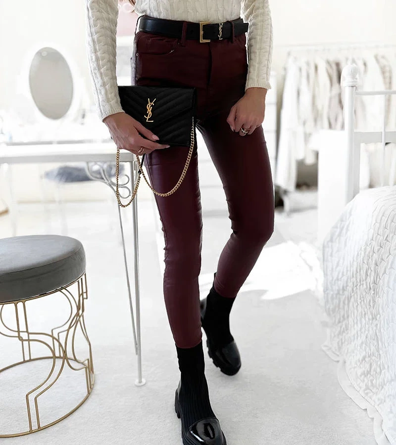 Bordowe spodnie z eko-skóry