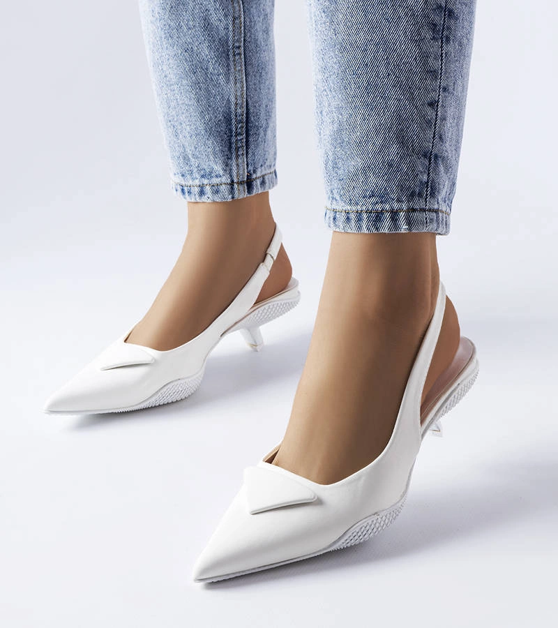 Białe sandały na niskim obcasie ze sportową podeszwą