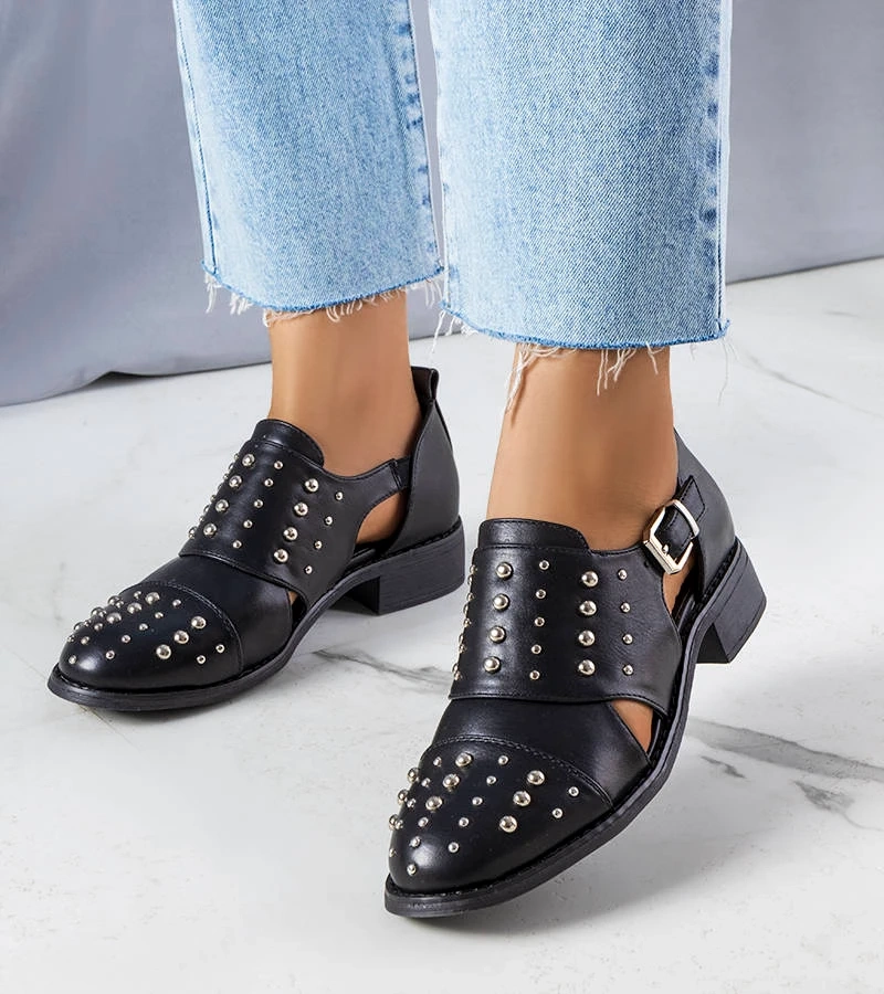 Czarne półbuty z ćwiekami