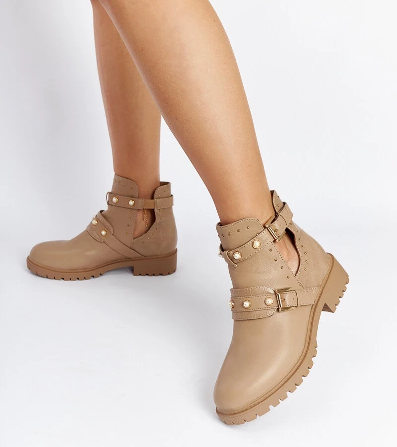 Beżowe botki z wycięciem i perełkami