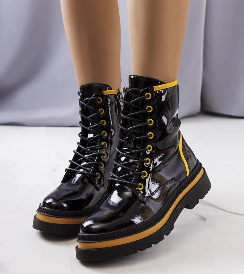 Czarne modne traperki lakierowane