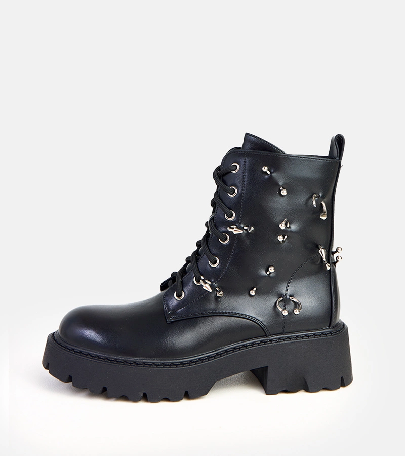 Hers Czarne botki na platformie z metalowymi ozdobami