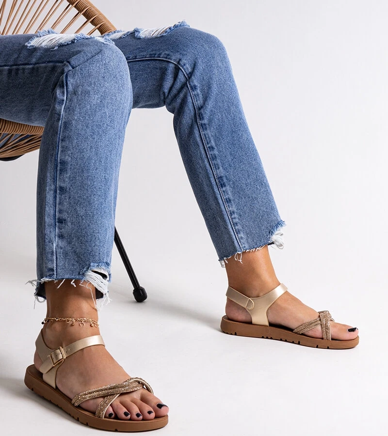 Złote sandałki zdobione cyrkoniami