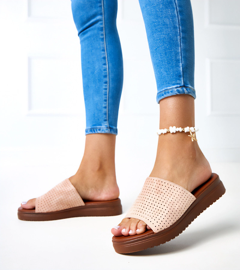 Różowe ażurowe klapki