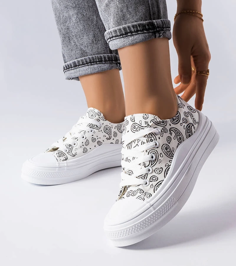 Białe trampki na wysokiej podeszwie