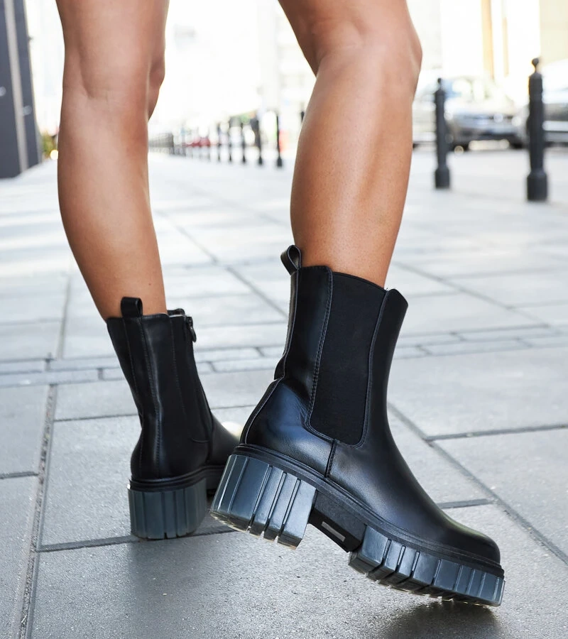 Czarne masywne ocieplane botki