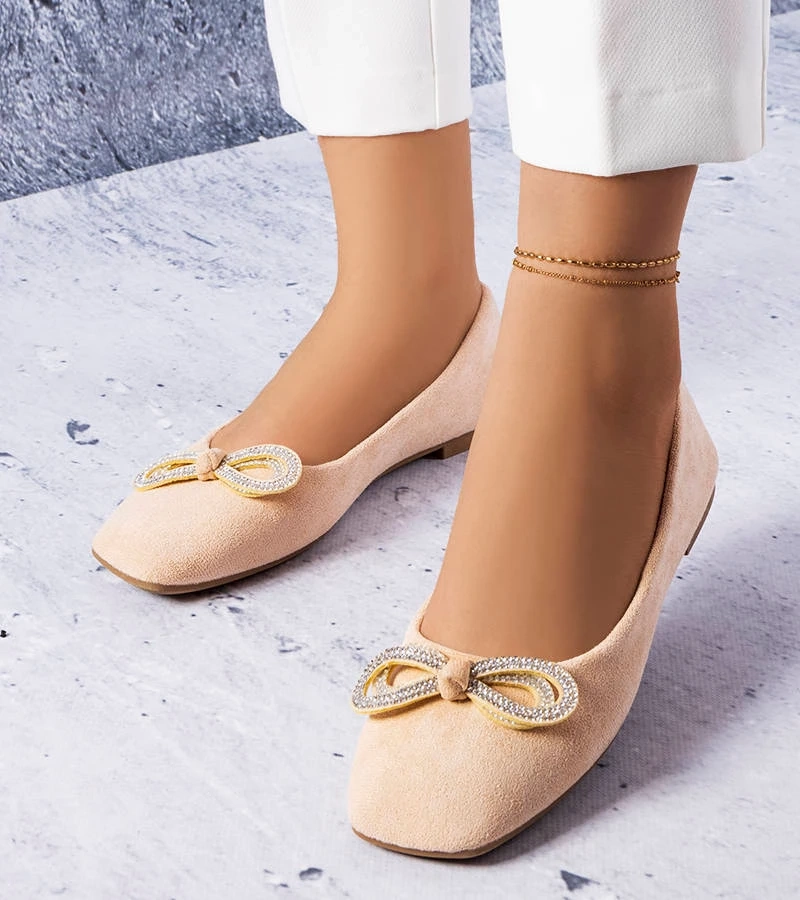 Beżowe balerinki zdobione kokardką z cyrkoniami