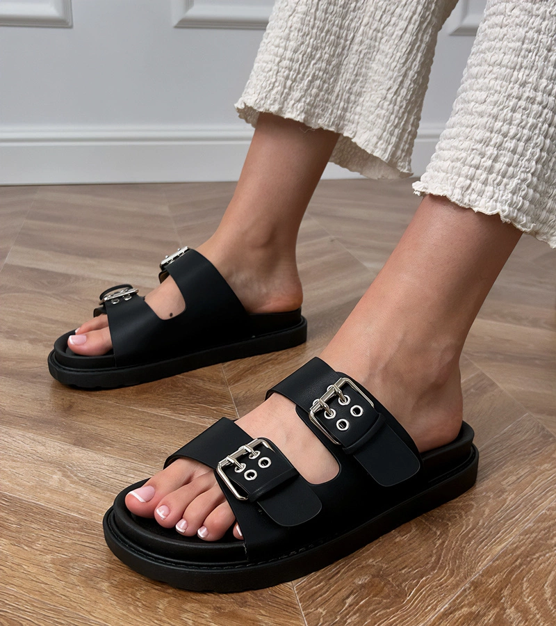 Hers Czarne klapki z klamrami na paskach