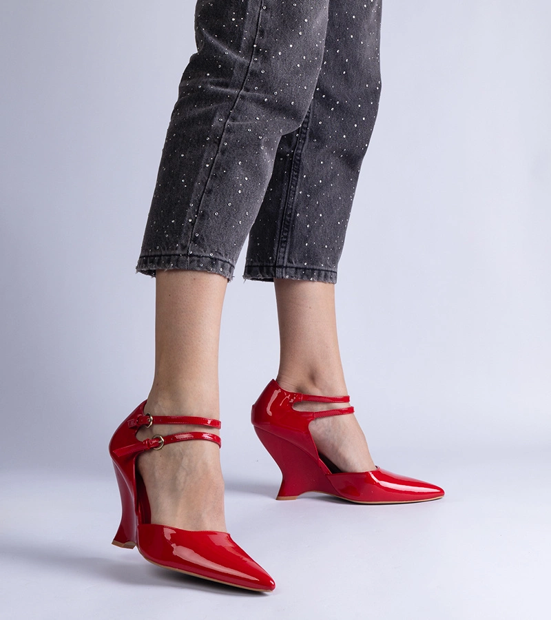 Hers czółenka damskie czerwone lakierowane na koturnie z sprzączkami