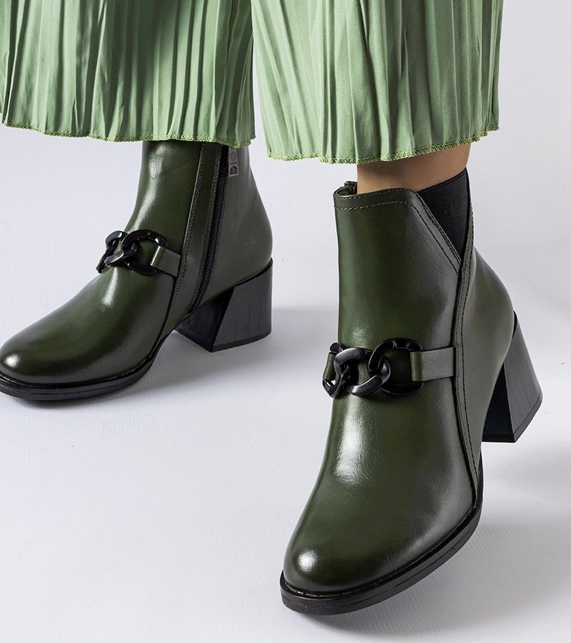 Zielone botki na słupku Vinceza