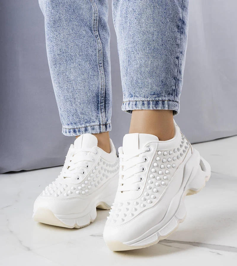 Białe sneakersy z ćwiekami