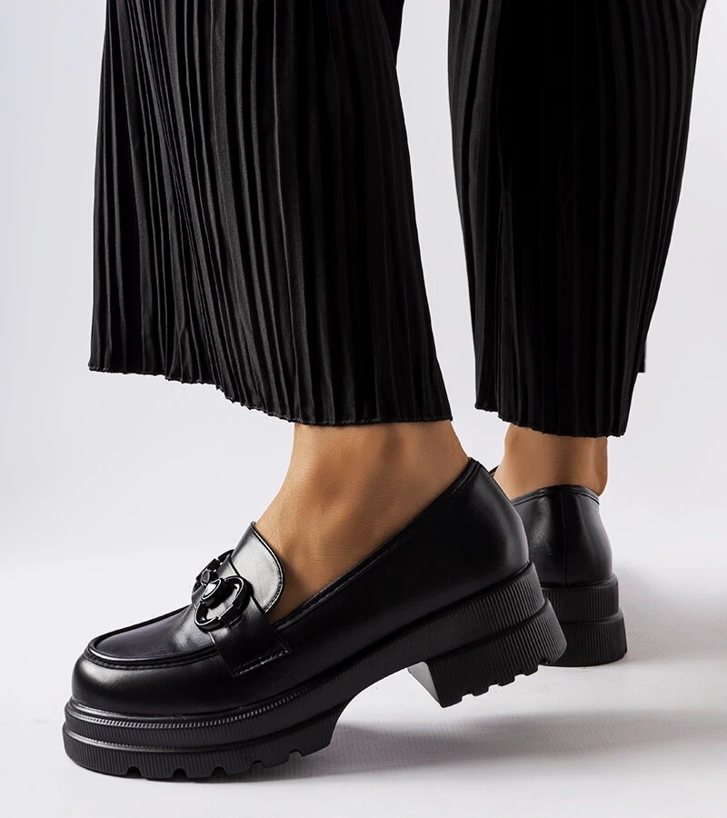 Czarne mokasyny z czarną klamerką