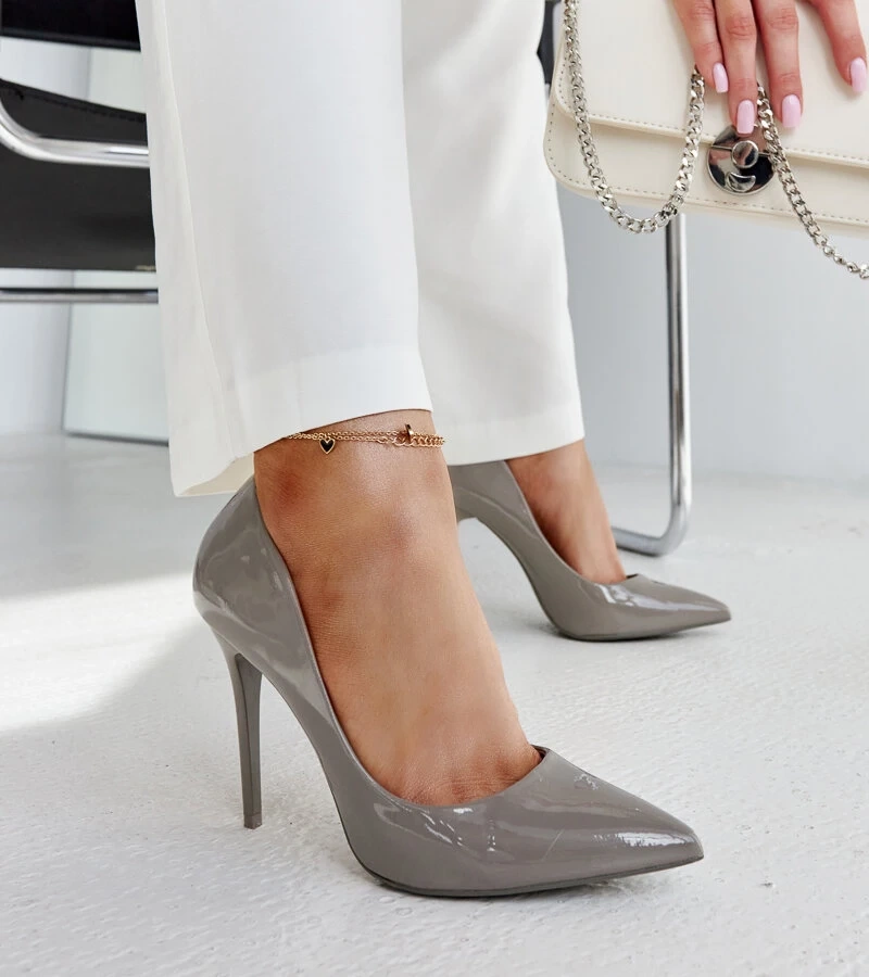 Ciemnoszare lakierowane szpilki ze skórzaną wkładką