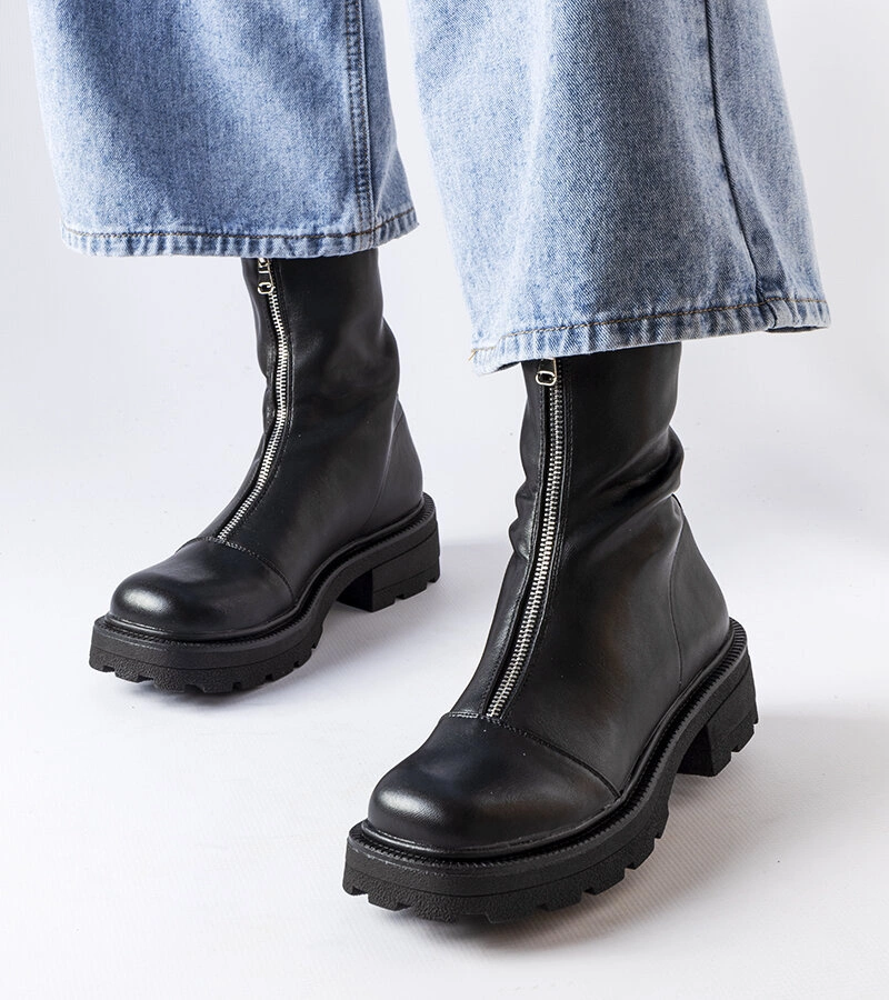 Czarne masywne botki zdobione suwakiem