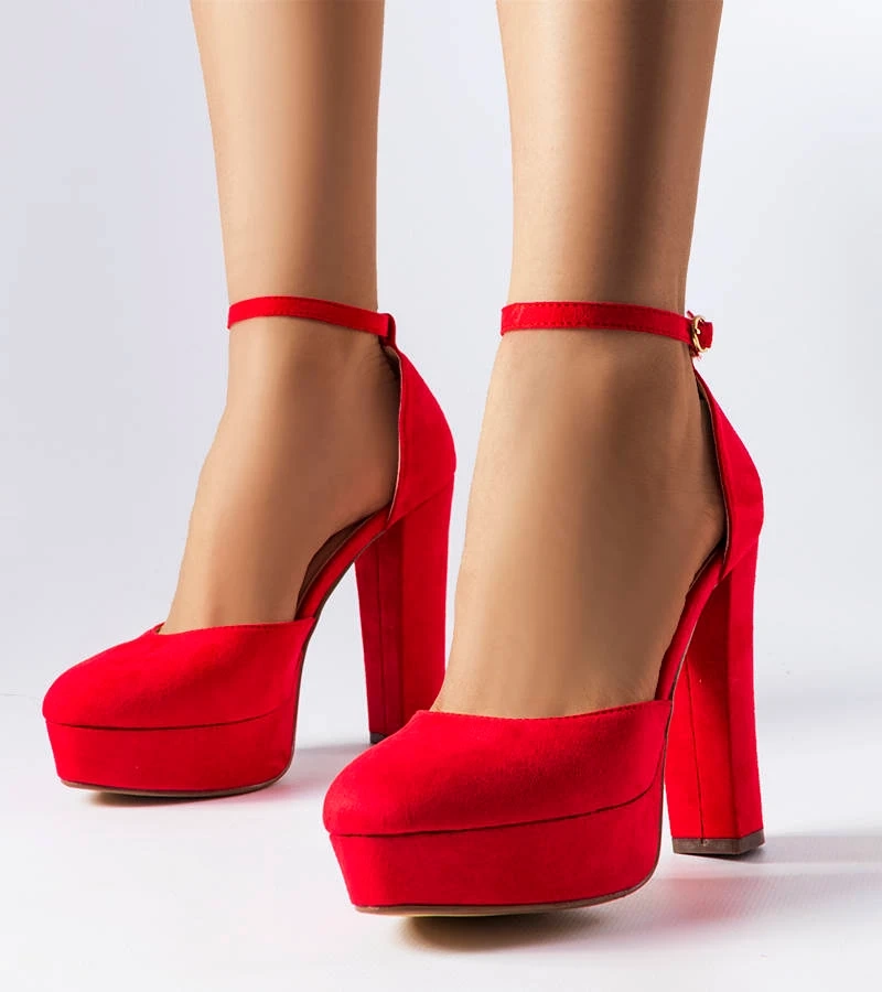 Czerwone czółenka na wysokim słupku