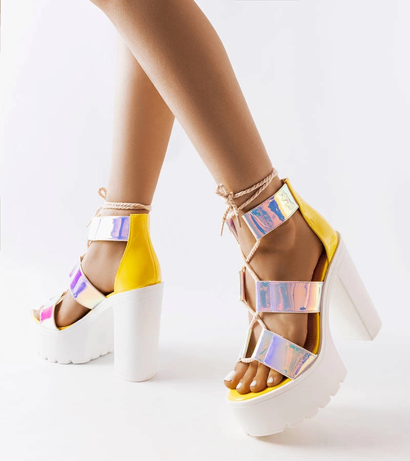 Żółte wysokie sandały wiązane