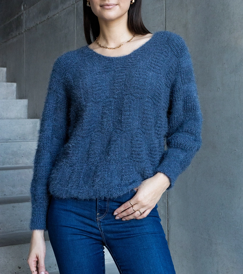 Granatowy sweterek z dekoltem