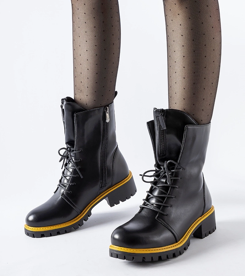 Czarne workery z żółtym zdobieniem