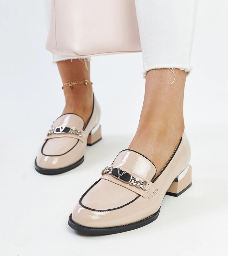 Beżowe czółenka na słupku