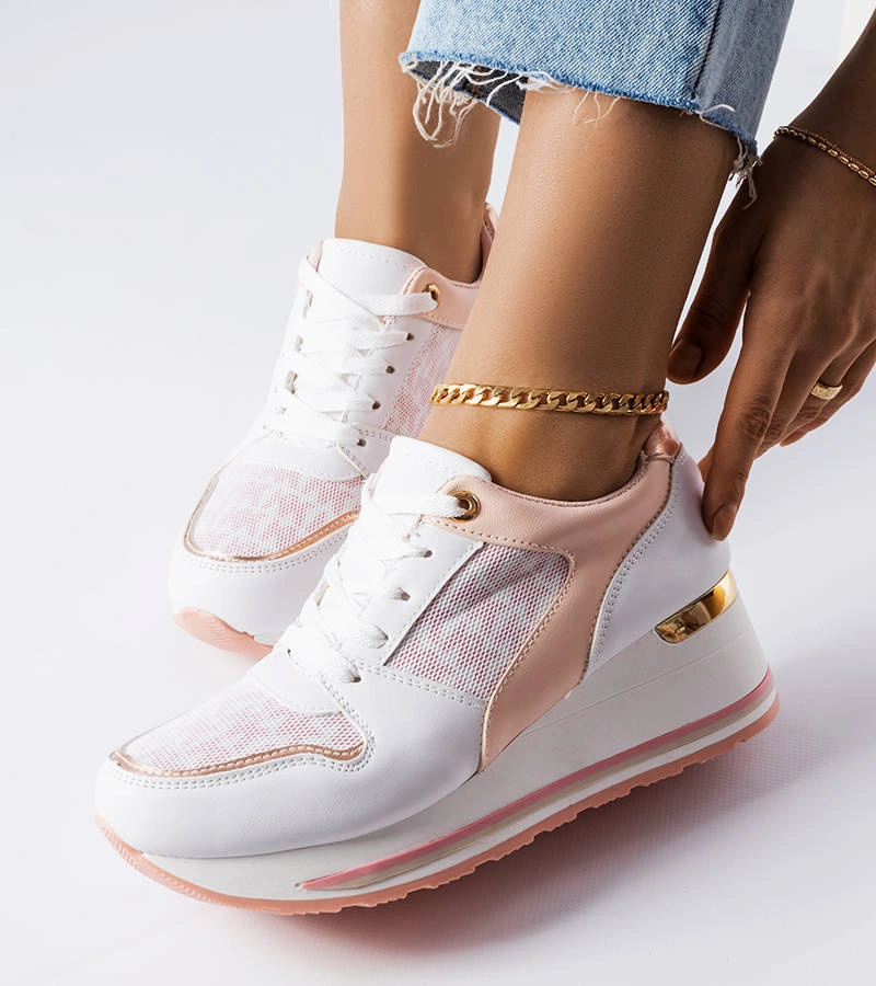 Różowe sneakersy na koturnie zdobione monogramem