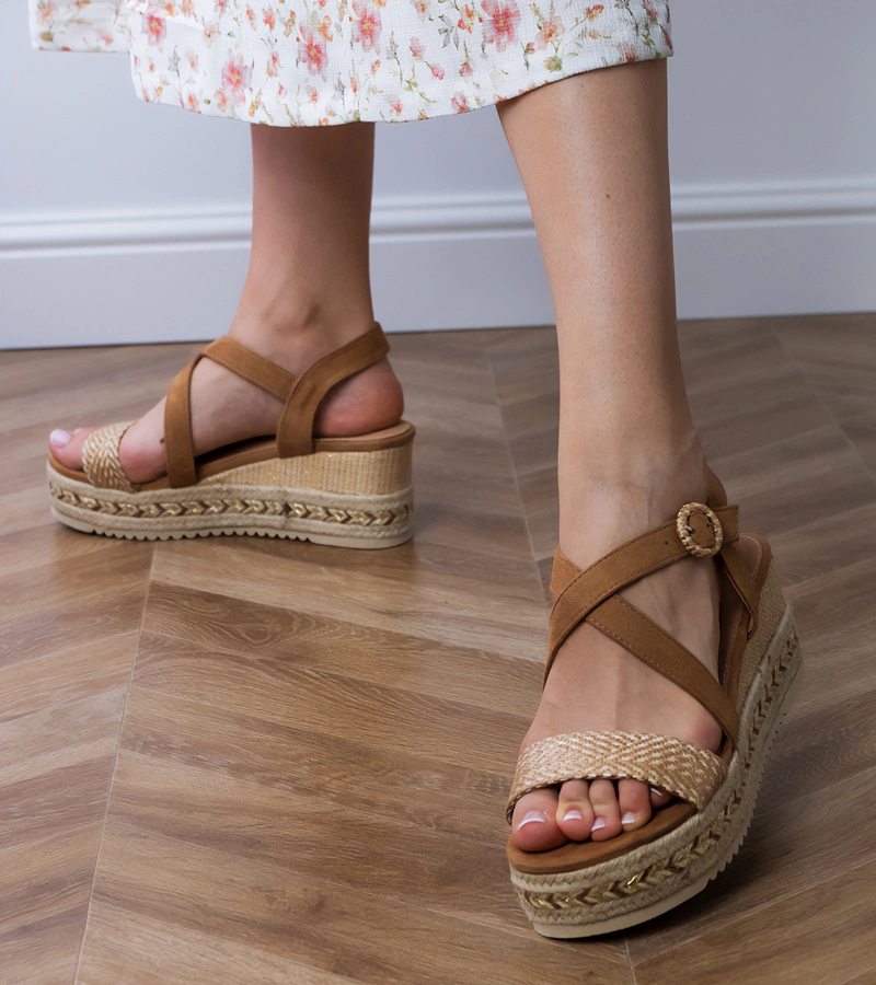 Hers Brązowe sandały espadryle na koturnie