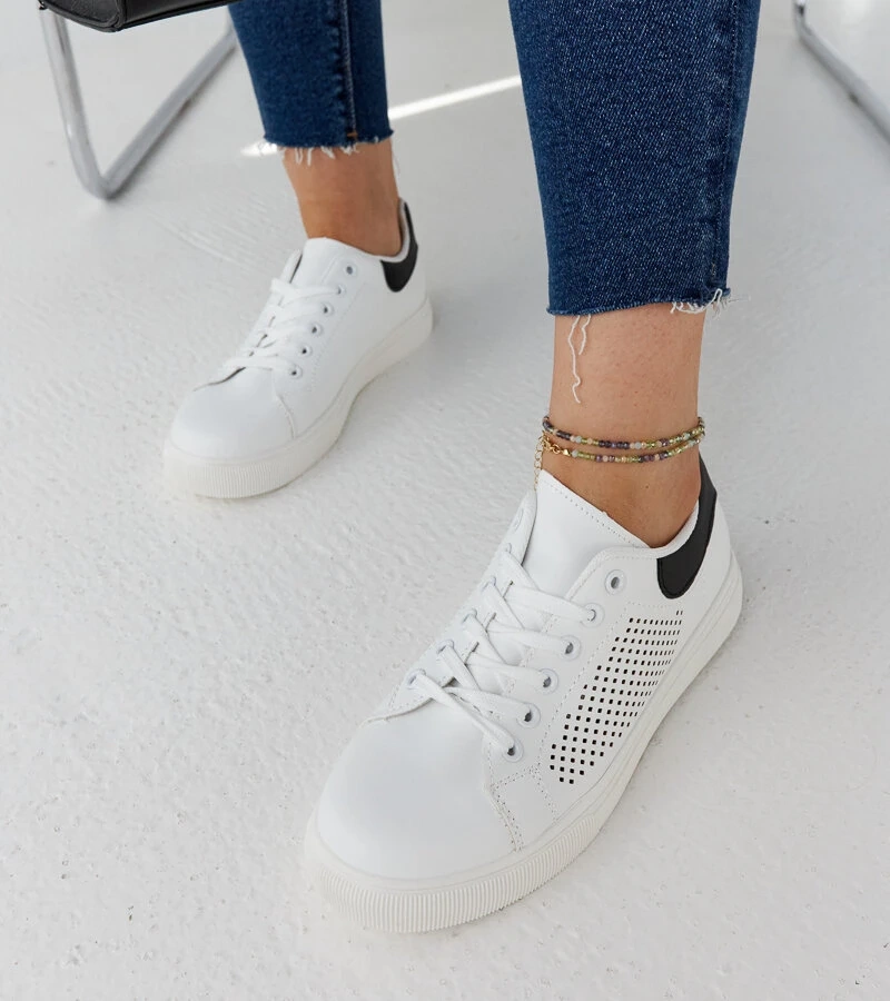 Białe ażurowe sneakersy