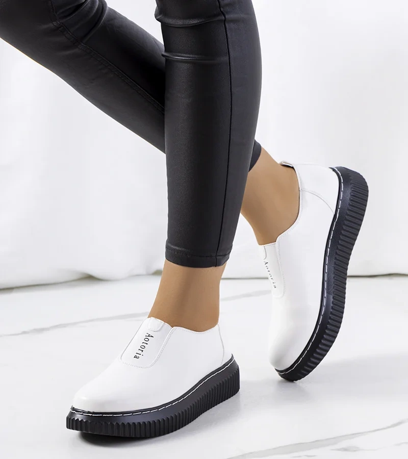 Białe półbuty wsuwane