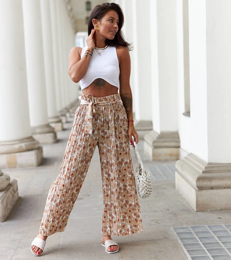 Białe plisowane spodnie o swobodnym fasonie