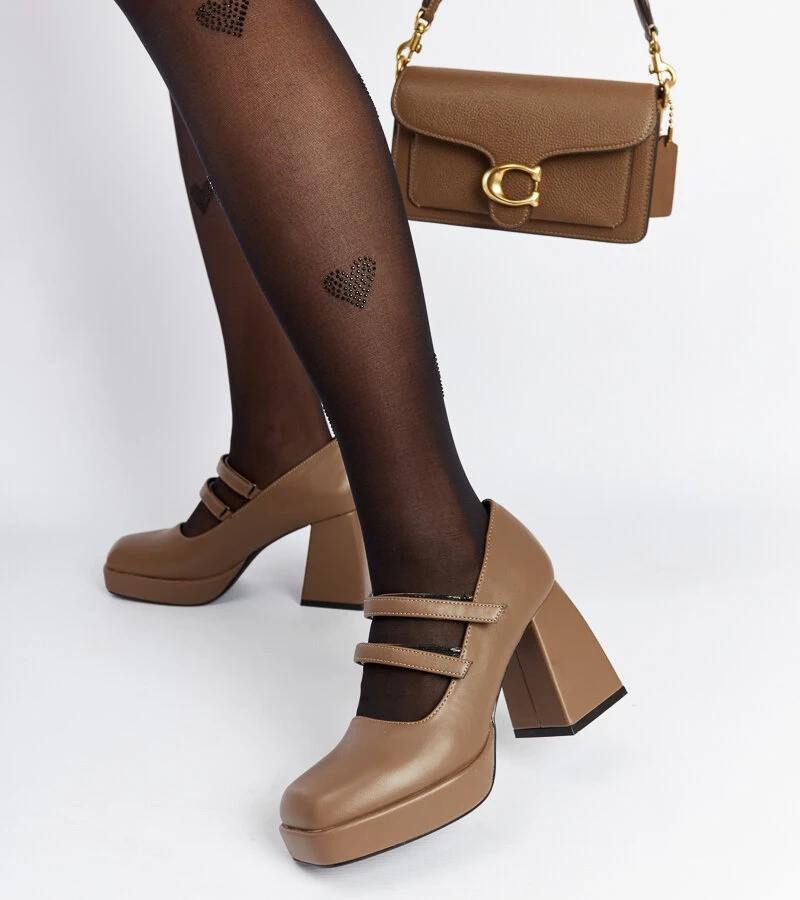 Brązowe czółenka na masywnym słupku