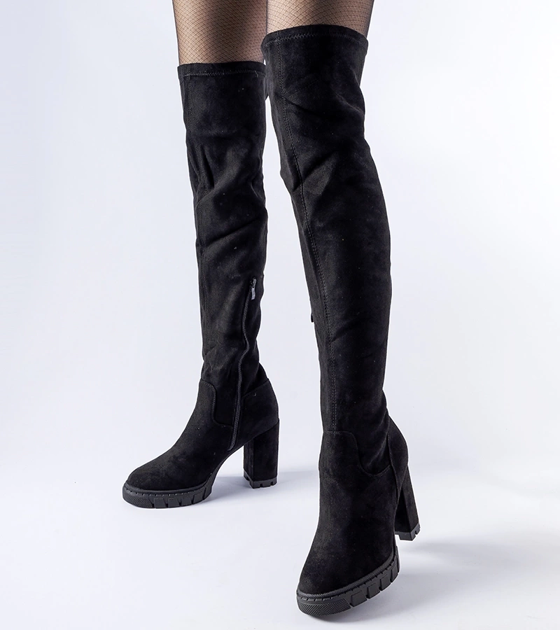 Czarne długie kozaki na słupku