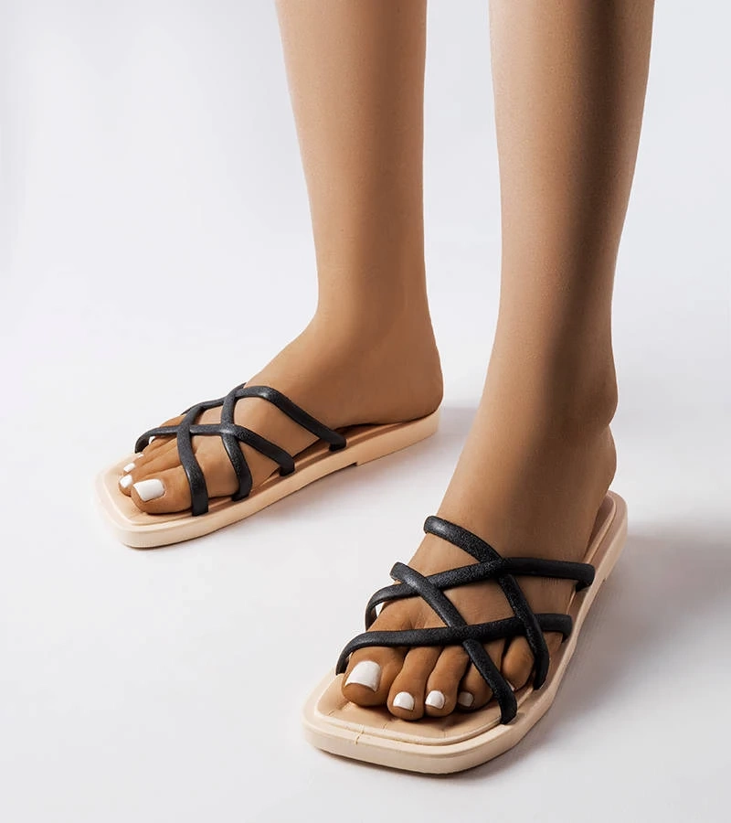 Czarne gumowe klapki z kwadratowym noskiem