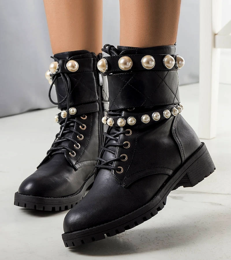 Czarne traperki zdobione perłami