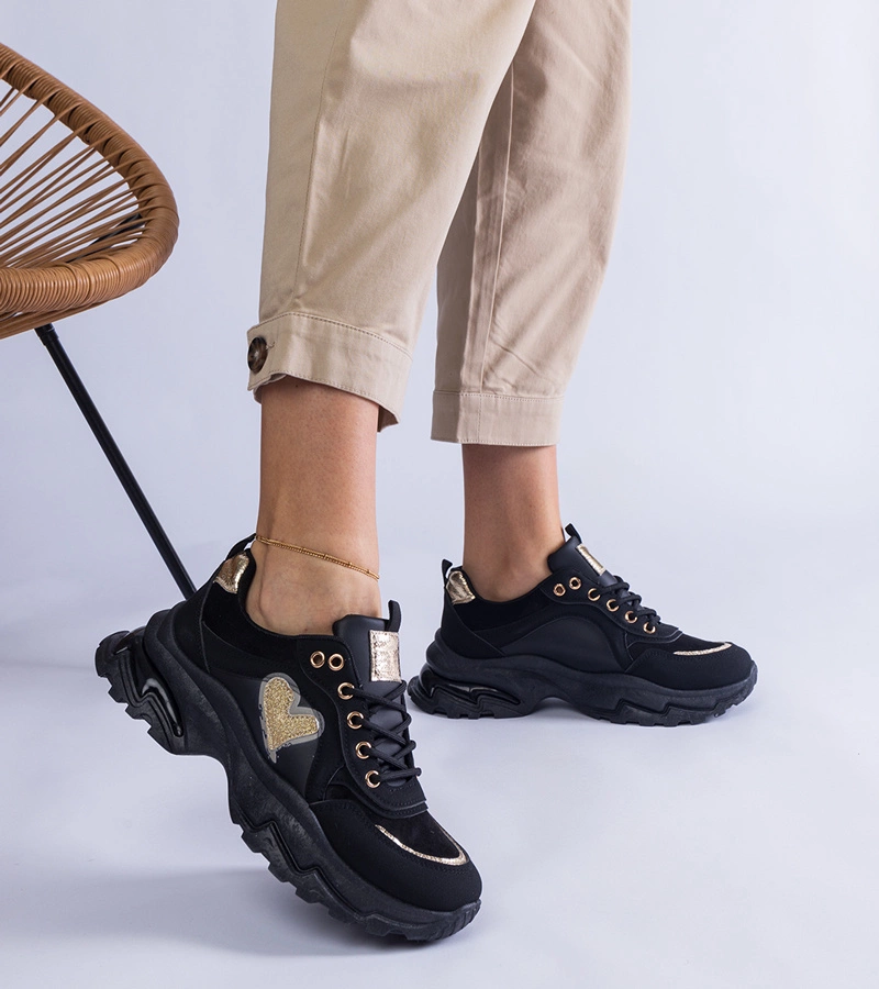 Czarne sneakersy na platformie z serduszkiem