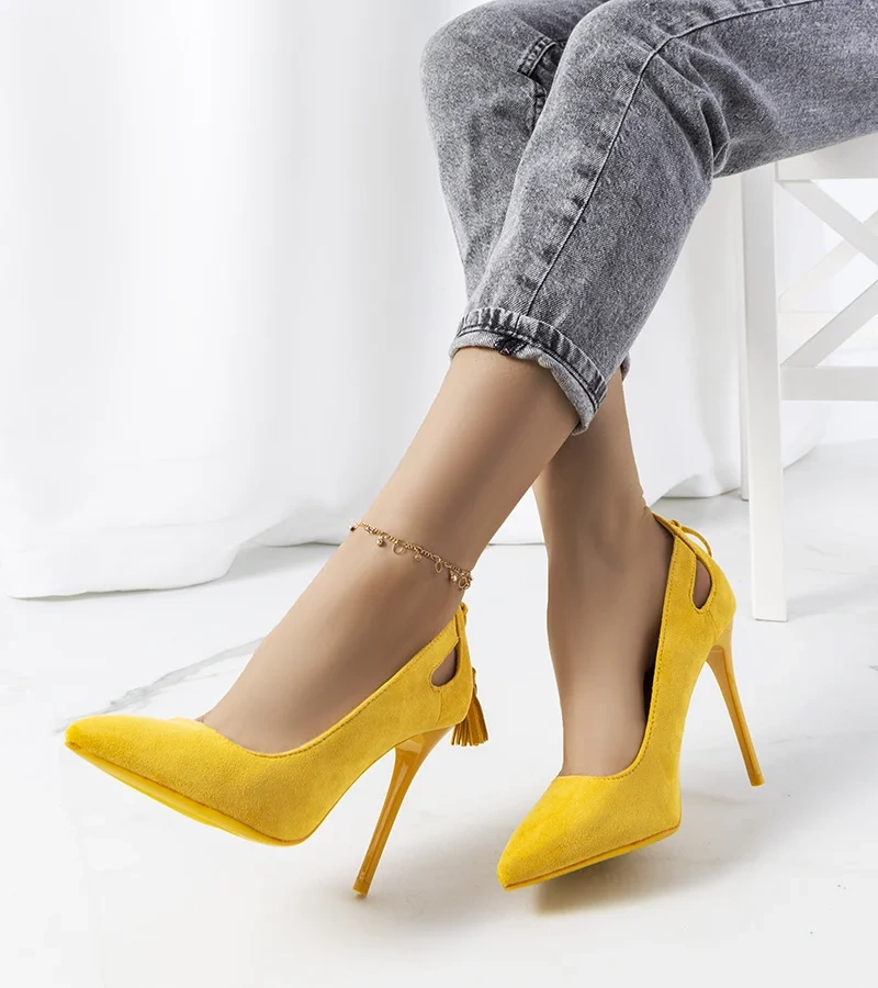 Żółte szpilki z ozdobą