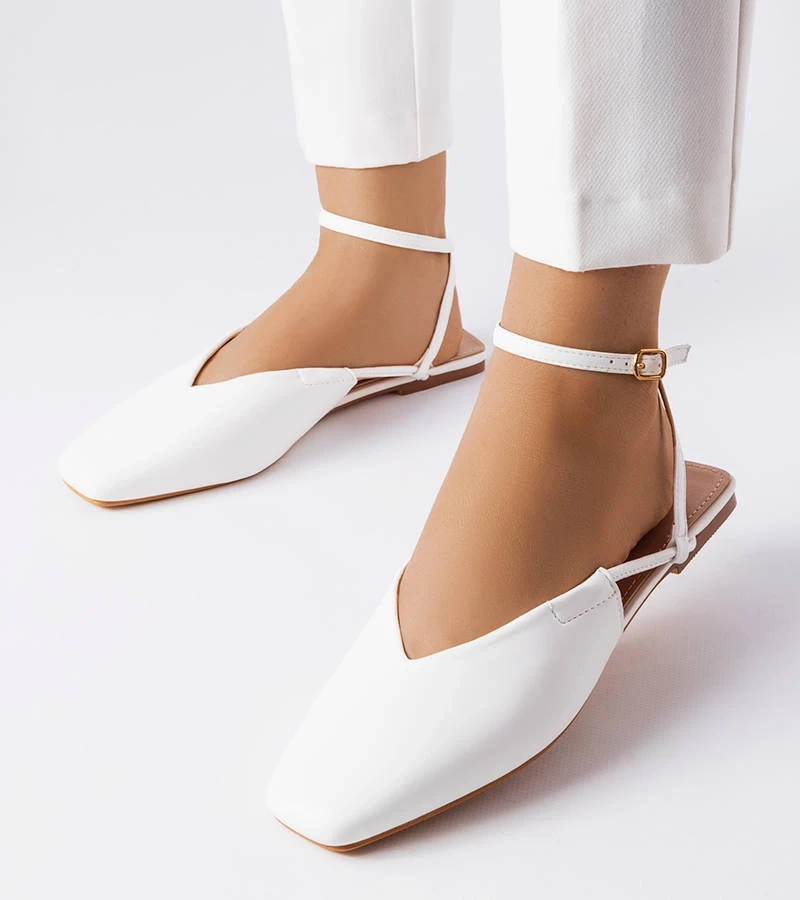 Białe sandały z zakrytym noskiem