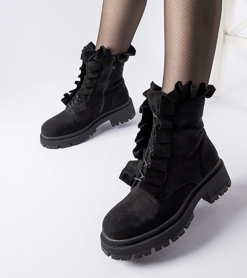 Czarne botki z falbankami eko-zamsz