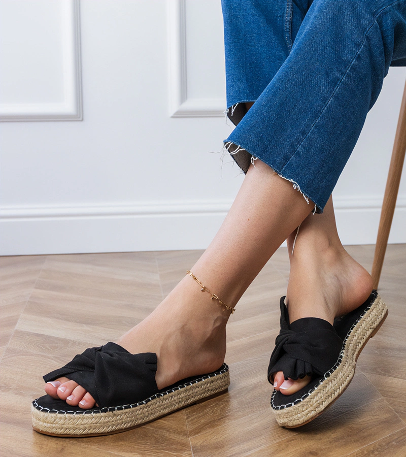 Hers Czarne klapki espadryle z kokardką