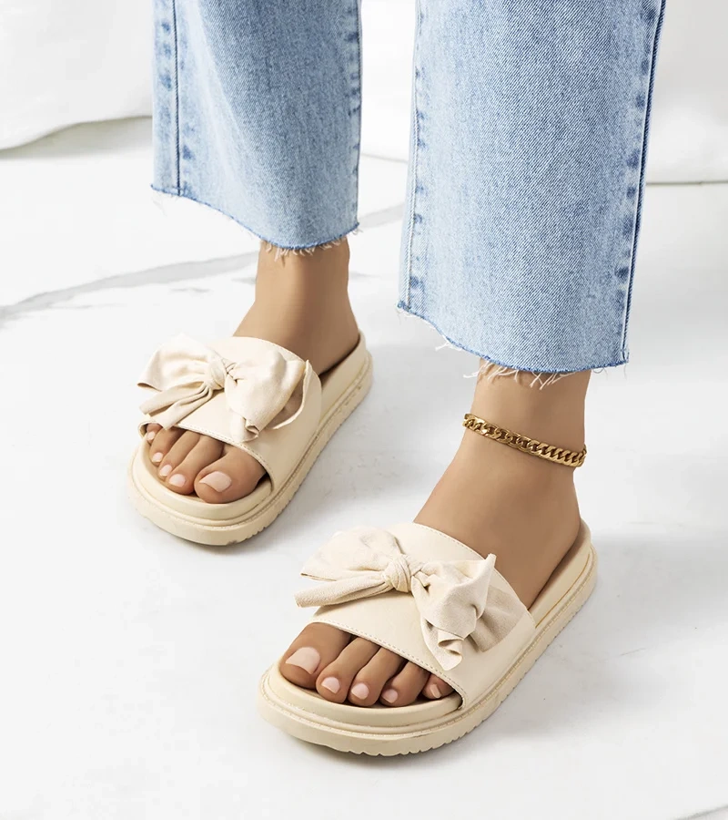 Beżowe klapki z kokardką