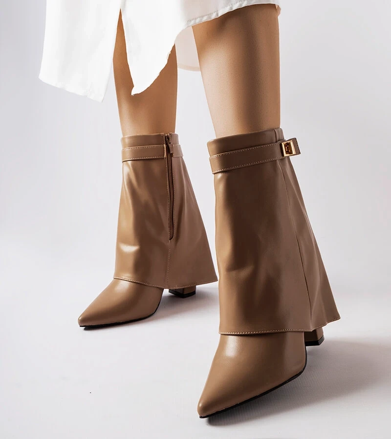 Brązowe kozaki na słupku z wywiniętą cholewką