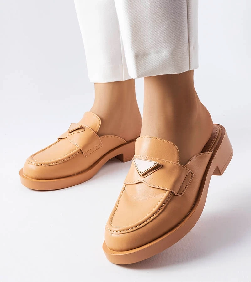 Brązowe klapki z zabudowanym noskiem i metalową ozdobą