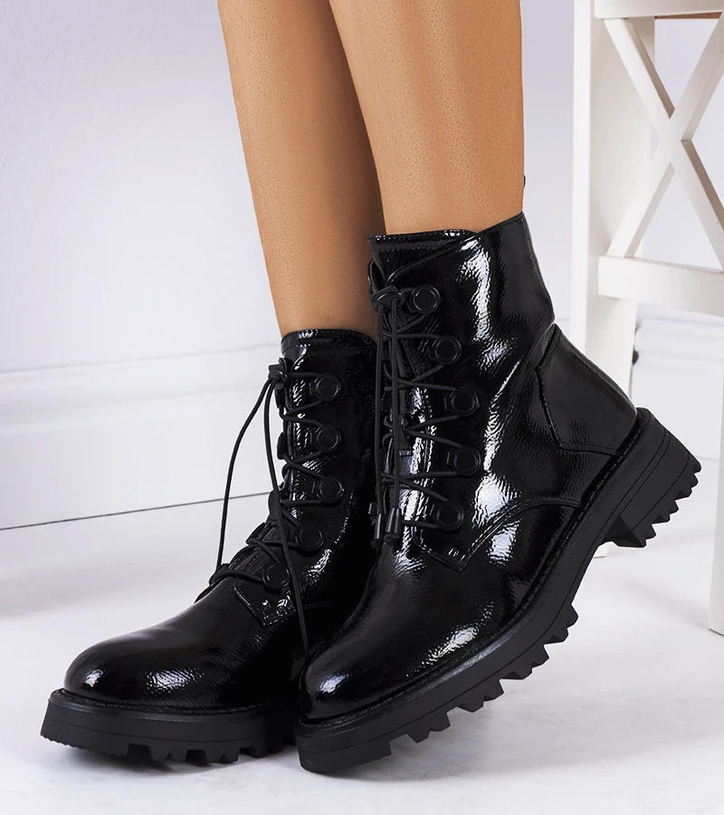 Czarne botki lakierowane