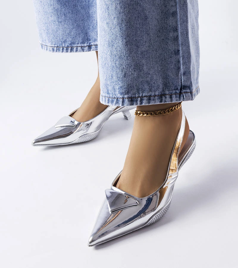 Srebrne sandały na niskim obcasie ze sportową podeszwą