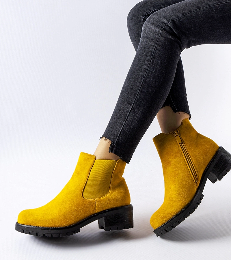 Żółte botki na niskim słupku
