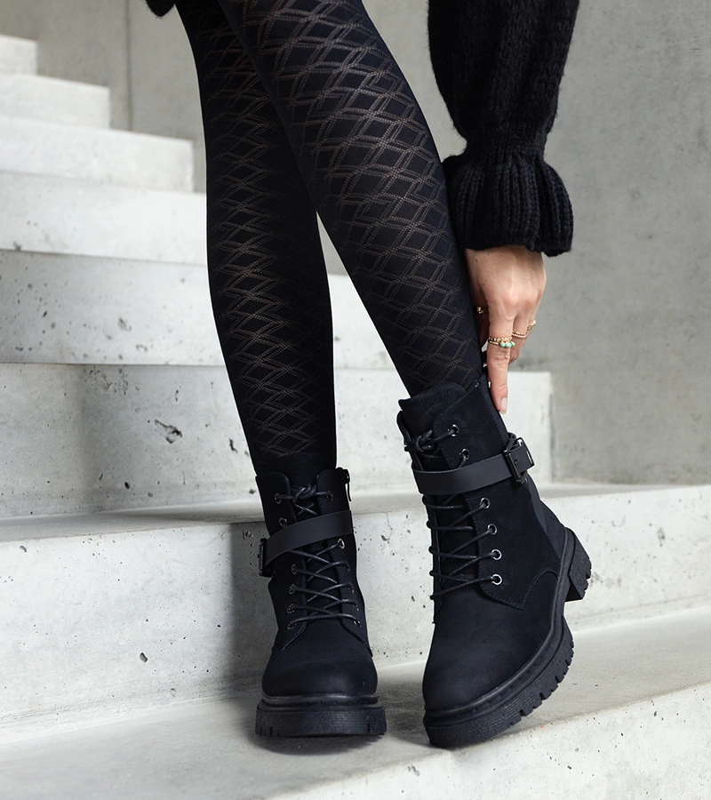 Czarne ocieplane traperki z przetarciami i paskiem