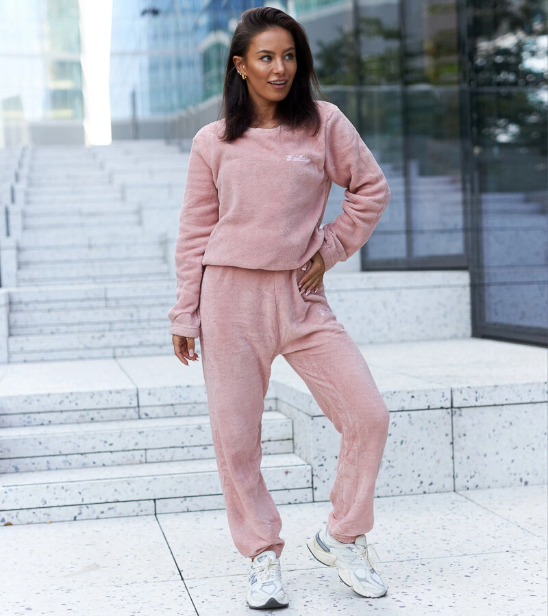 Różowy komplet z pluszowej dzianiny