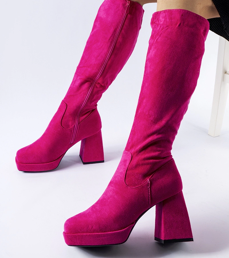 Różowe ciepłe kozaki na masywnym słupku