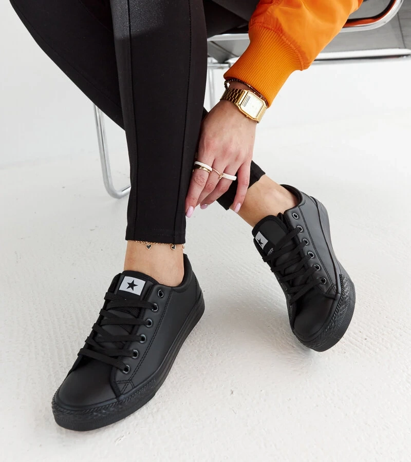 Czarne sportowe trampki